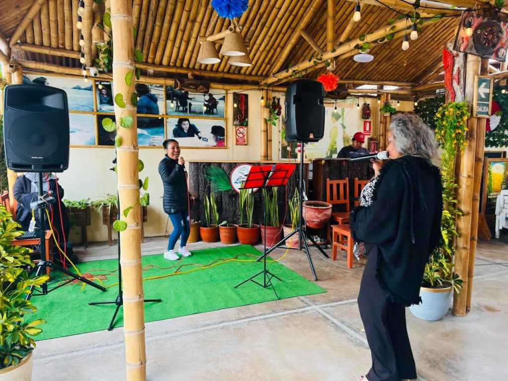 cantante-restaurante-doña-luzmila